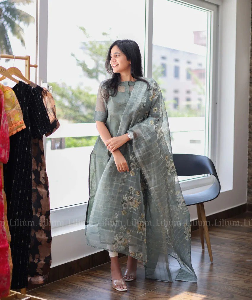 Elegant Floral Embroidered Salwar Kameez Set with Dupatta