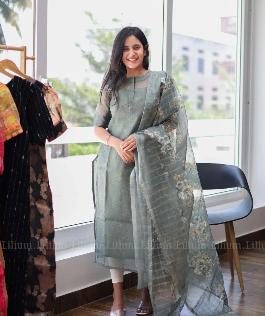 Elegant Floral Embroidered Salwar Kameez Set with Dupatta
