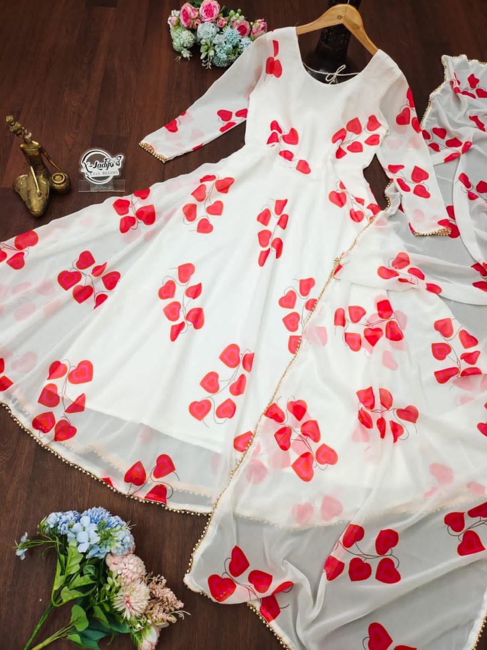 💃🏻Elegant White Anarkali Gown with Red Heart Print Dupatta💃🏻